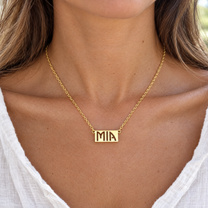 Gold plated bar name necklace with the name Mia cut out, worn by a woman, lifestyle photo, Gold Time