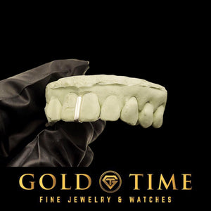 White gold or silver single gap bar between the front teeth on a mold