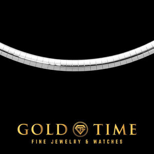 Close-up of the polished white gold omega links