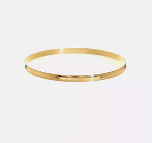 Video of the 14K gold 4mm slip on bangle turning against a light background